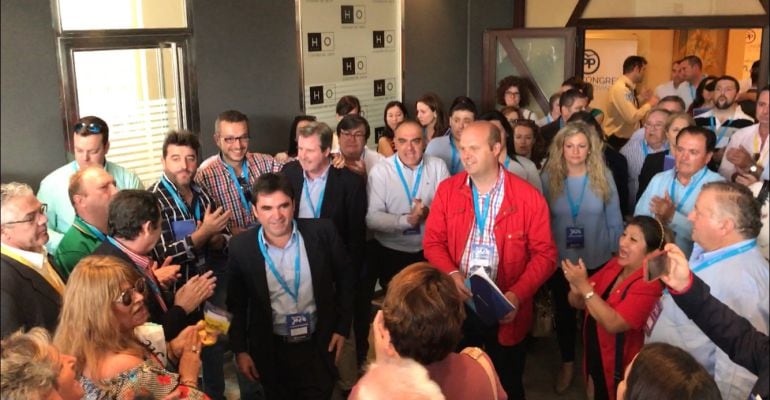 Miguel Moreno rodeado de sus afines en el congreso provincial del PP el pasado mes de mayo.