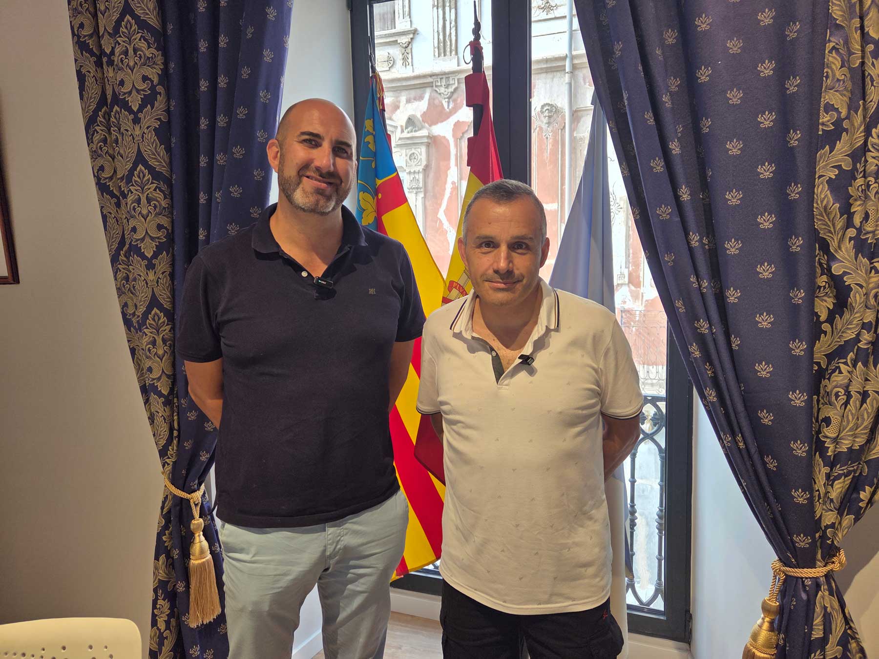 Jesús López i Ramón Galvañ en el saló de plenaris de l&#039;Ajuntament de Castalla