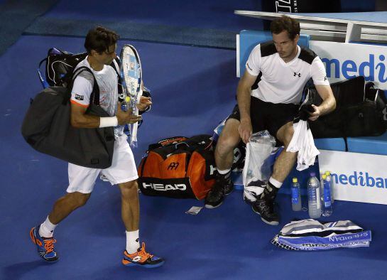 Ferrer se marcha de la pista del Melbourne Park ante la mirada de Murray