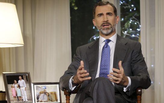 *EMBARGADA HASTA LAS 21:00H* GRA100. MADRID, 24/12/2014.- El rey Felipe VI comparece ante los españoles desde el Palacio de La Zarzuela con el pimer mensaje televisado de Navidad de su reinado, en el que traslada a los ciudadanos sus compromisos y preocup