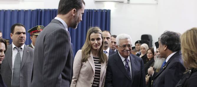 El Príncipe de Asturias, Don Felipe de Borbón y su esposa, Doña Letizia, junto al presidente de la Autoridad Palestina, Mahmud Abás