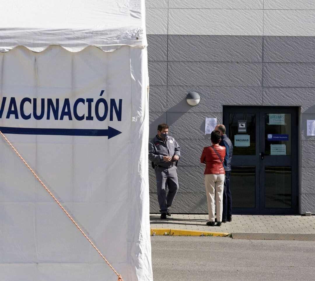 Personal de seguridad informa a los citados para la vacunación frente al COVID-19 en el Hospital Provincial de Ávila
