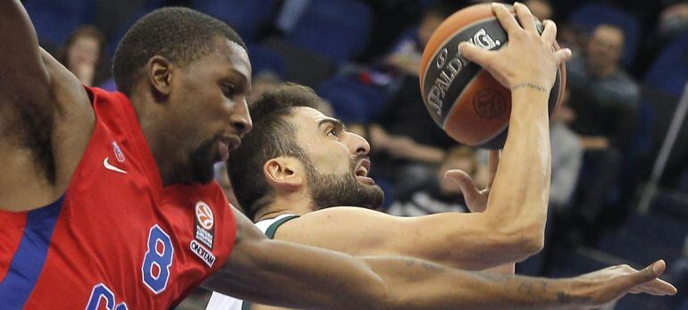 El jugador del Unicaja, Kostas Vasileiadis (d) lucha por el balón con Nichols Demetris (i) del CSKA de Moscú durante el partido correspondiente a la Euroliga de baloncesto celebrados en Moscú, Rusia hoy 7 de noviembre de 2014. EFE/Maxim Shipenkov