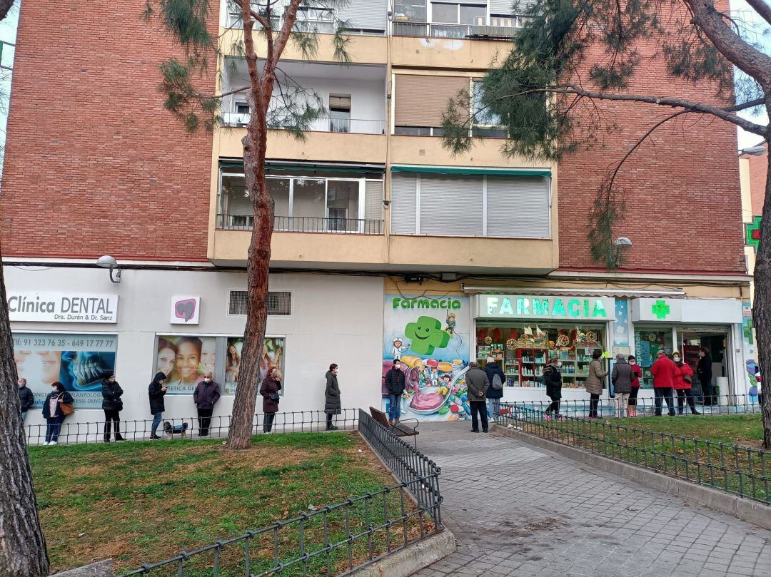 Cola de personas para recoger un test de antígenos en una farmacia.