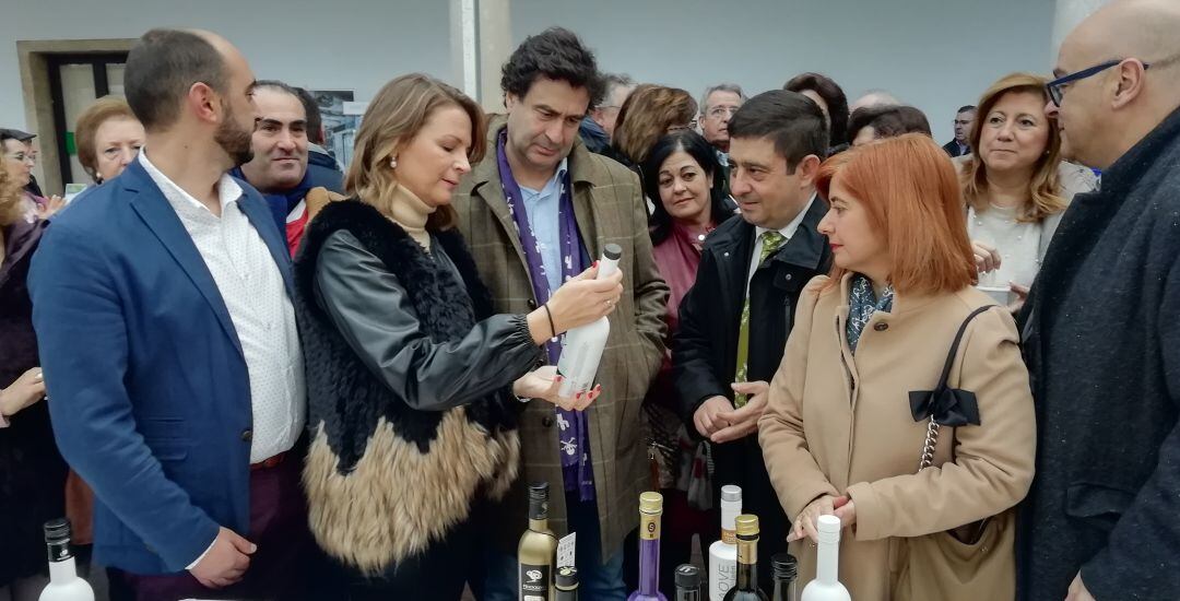 Responsables institucionales junto al prestigioso cocinero Pepe Rodríguez en la V Fiesta del Primer Aceite.