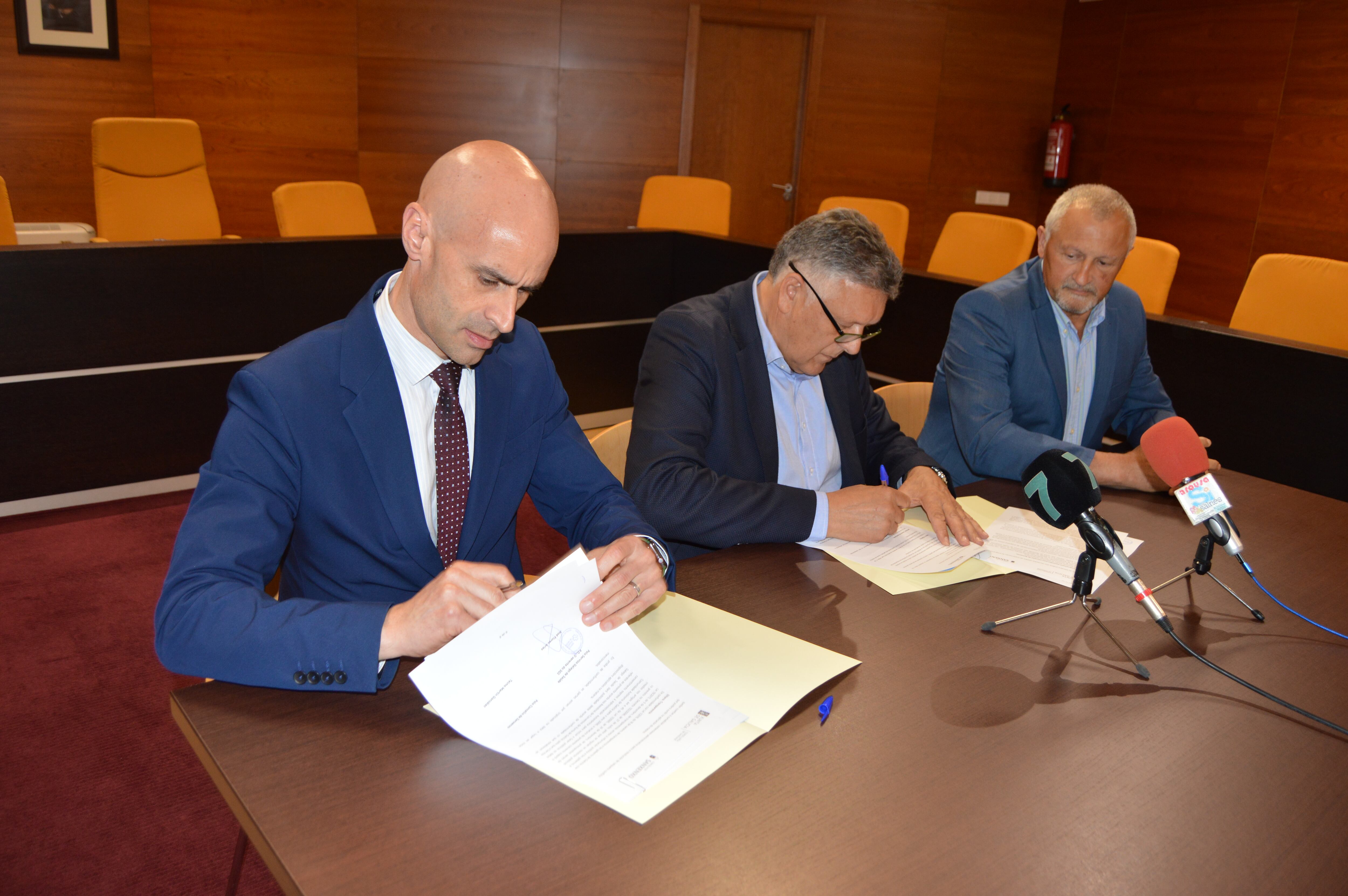 Firma del convenio entre el alcalde de Sanxenxo, Telmo Martín, y el gerente del Sergas, José Flores, en el salón de plenos del consistorio municipal. A la rúbrica también asistió el gerente del área Sanitaria Pontevedra y O Salnés, Jose Ramón Gómez.