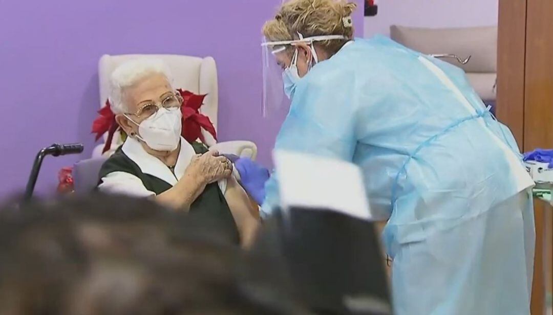 Araceli, una mujer de 96 años de la residencia de Los Olmos, en Guadalajara, ha sido la primera persona en recibir las vacuna de Pfizer en España.