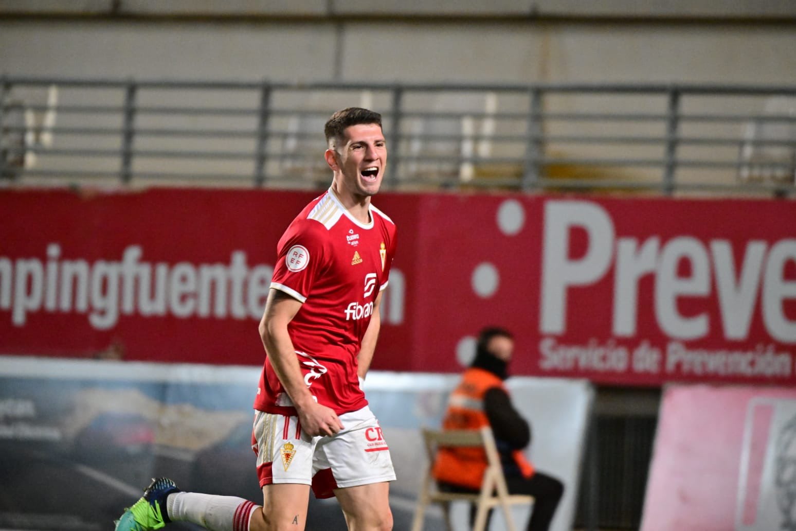 Alberto Toril celebra un gol en su regreso al Real Murcia