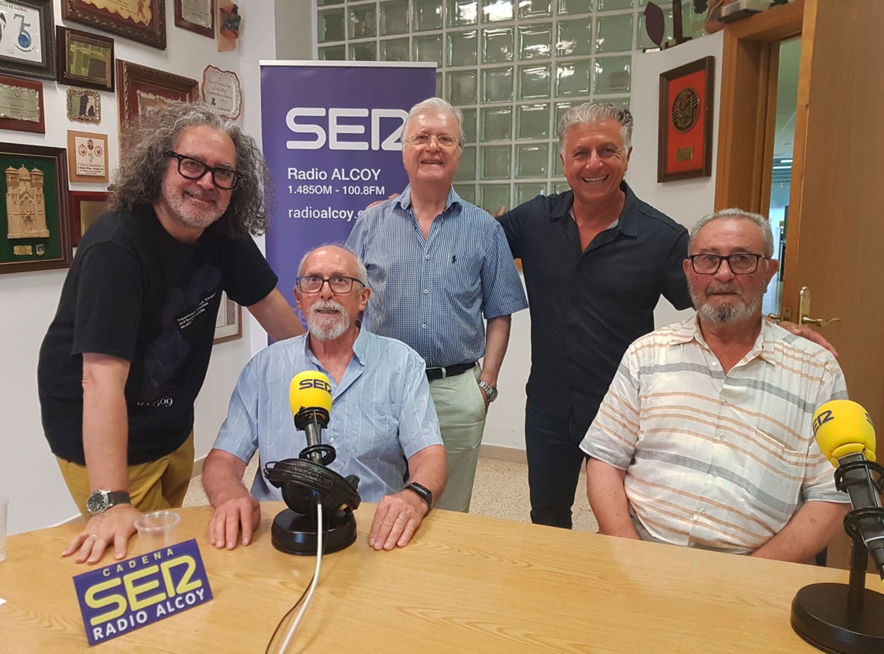 Moisés Gil, Vicent Torró, Paco Aznar, Juan Francisco Masanet y Miguel Palací en el estudio central de Radio Alcoy