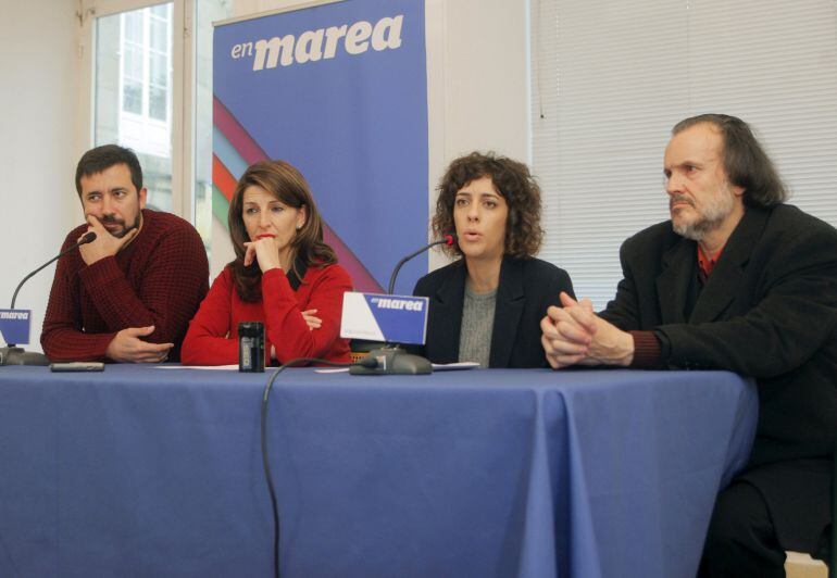 Los diputados de En Marea (de izda a dcha), Antón Gómez Reino, Yolanda Díaz, Alexandra Fernández y Miguel Anxo Fernán Vello, comparecen en Santiago de Compostela para explicar cuál es su posicionamiento ante las negociaciones iniciadas con el fin de inten