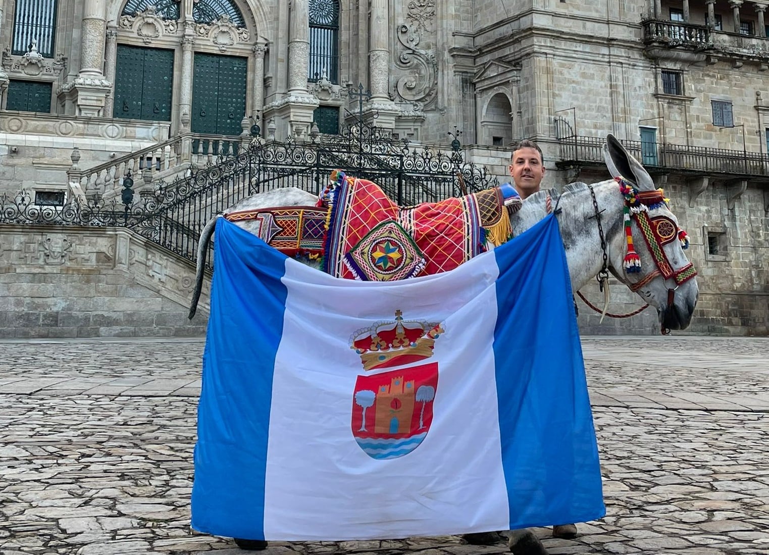 Álvaro Jiménez junto a su burro andaluz ante la Catedral de Santiago