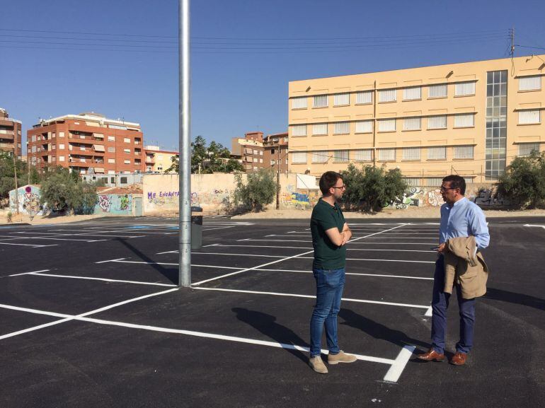 El concejal de Tráfico, Fernando Portillo, y el alcalde de Petrer, Alfonso Lacasa, en el nuevo apacarcamiento 