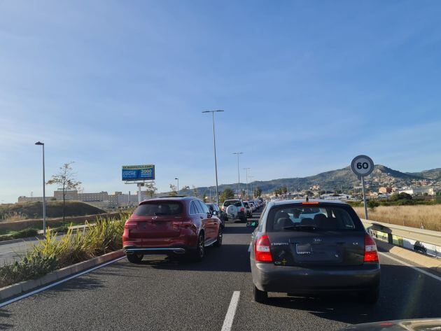 Colapso de vehículos en la ronda circunvalación de Castelló debido a los controles policiales.