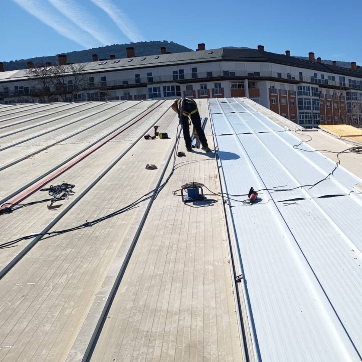 Arreglan la cubierta de la piscina cubierta de las Fuentezuelas para reabrir "la próxima semana"