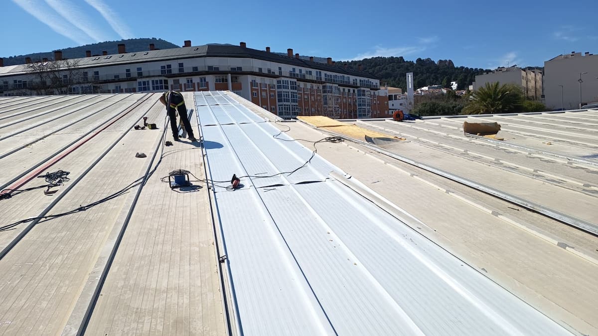 Arreglan la cubierta de la piscina cubierta de las Fuentezuelas para reabrir "la próxima semana"