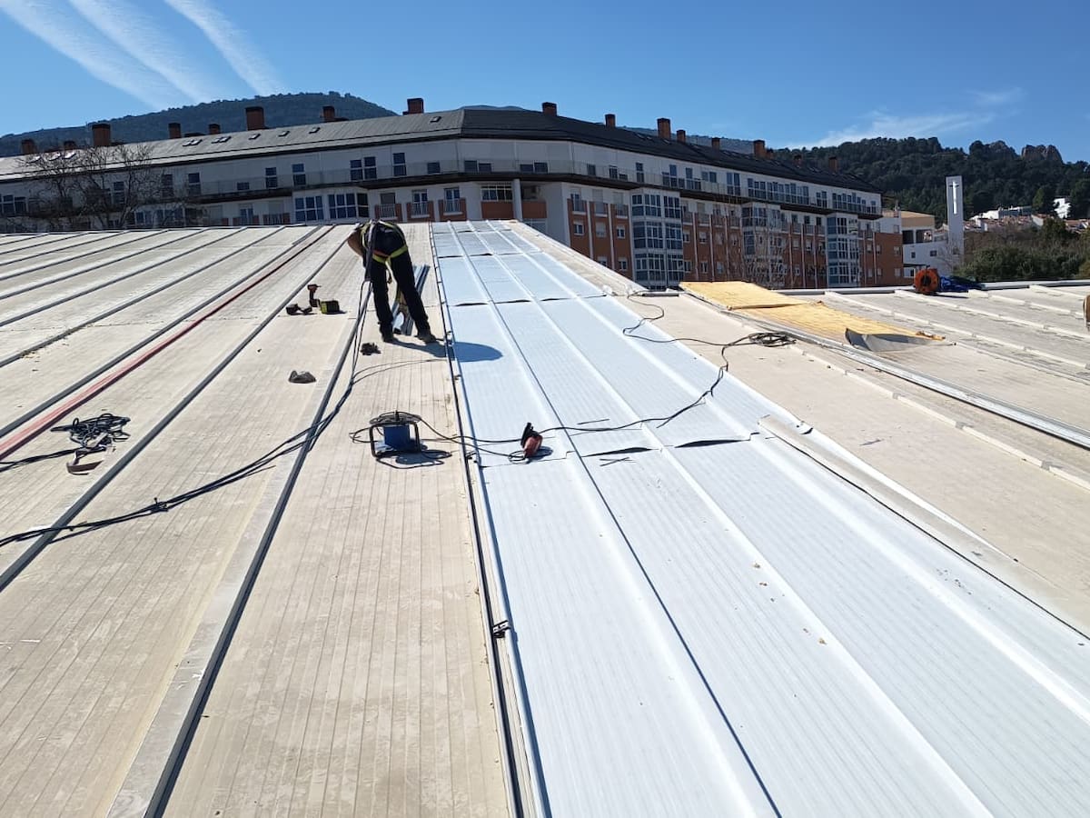 Arreglan la cubierta de la piscina cubierta de las Fuentezuelas para reabrir "la próxima semana"