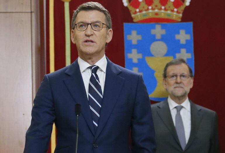 Alberto Núñez Feijóo promete su cargo como presidente de la Xunta de Galicia, en presencia del presidente del Gobierno, Mariano Rajoy