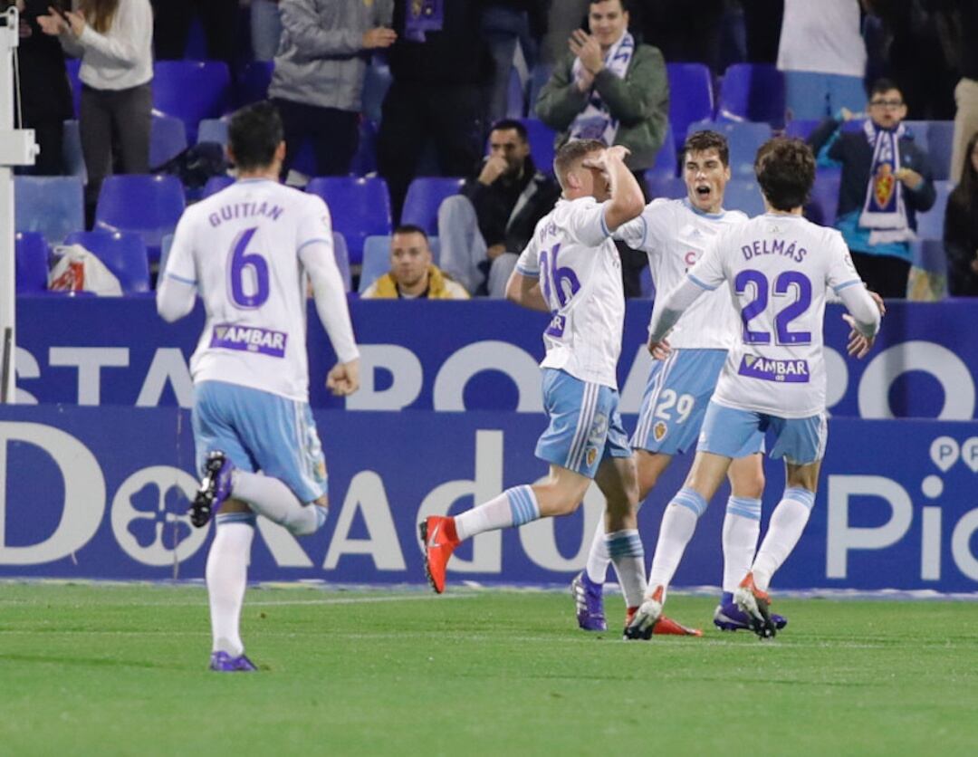 Pep Biel es fellicitado por sus compañeros, tras marcar el segundo gol del partido