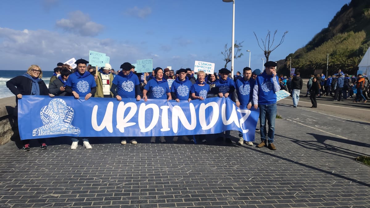 Donostia se tiñe de azul por el autismo