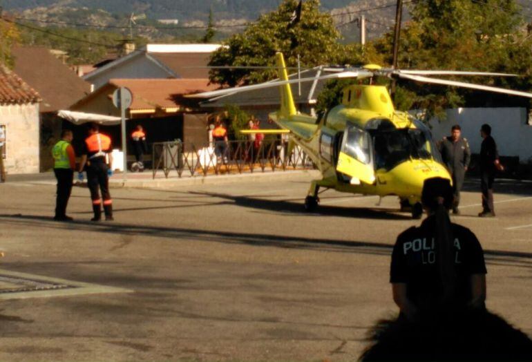 El helicóptero traslada al herido