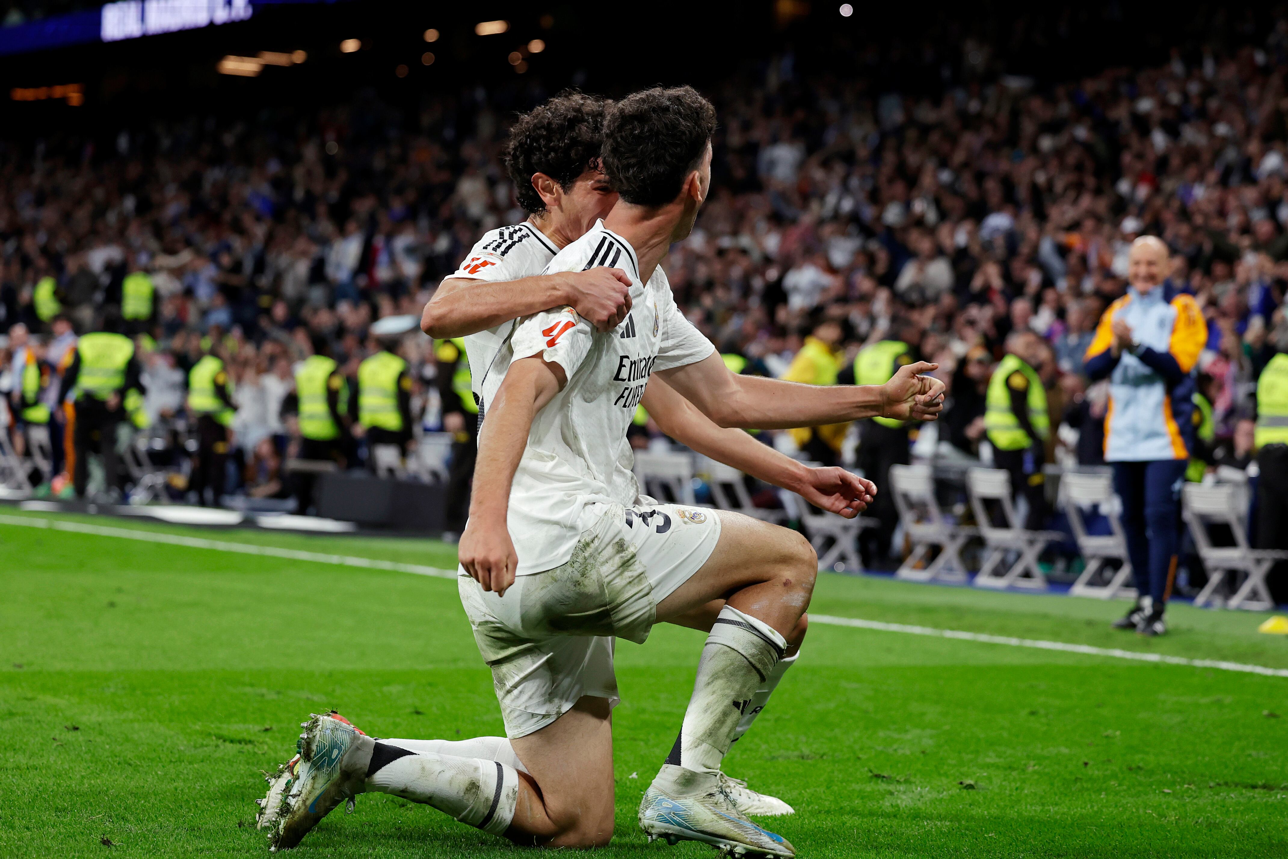 Jacobo Ramón y Jesús Vallejo celebran el gol que mantiene al Real Madrid vivo en Liga