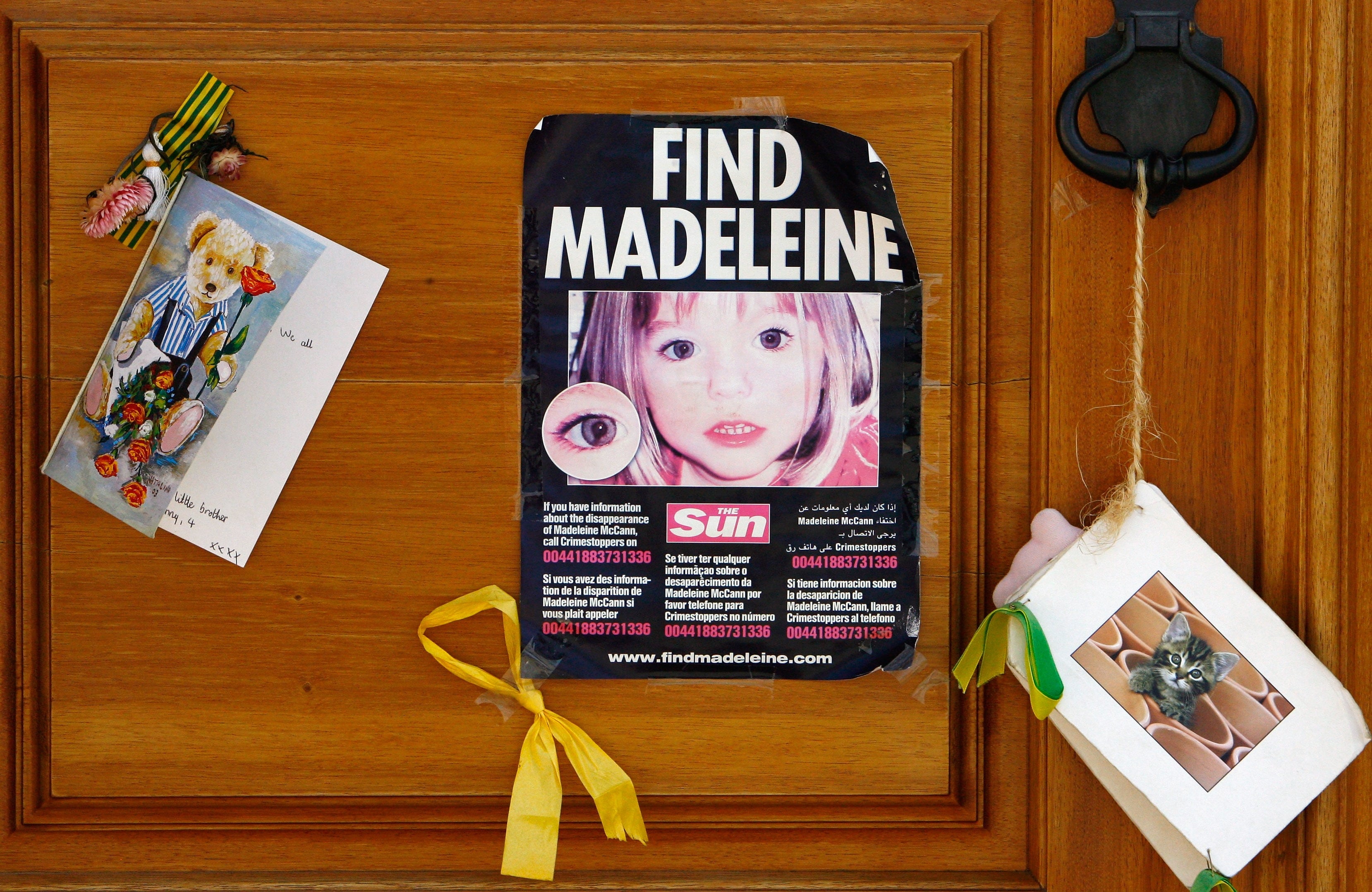 Cartel que anuncia la búsqueda de Madeleine McCann, desaparecida en Praia da Luz (Algarve) desde agosto de 2007