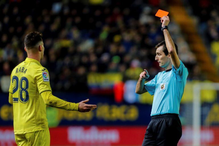 Momento en el que de Burgos Bengoetxea muestra la tarjeta roja a Raba