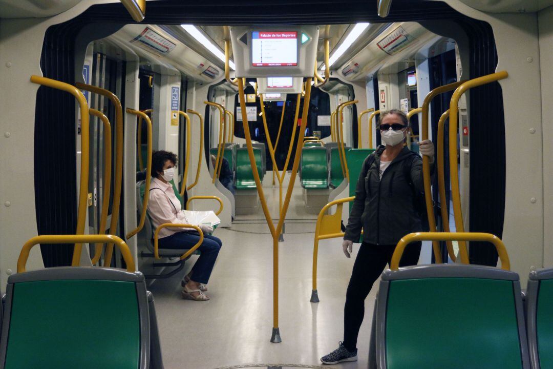 Viajeros con mascarillas en el metro de Málaga durante la fase 0 de la desescalada del Gobierno en el inicio de la semana 8 del estado de alarma decretado por el coronavirus.