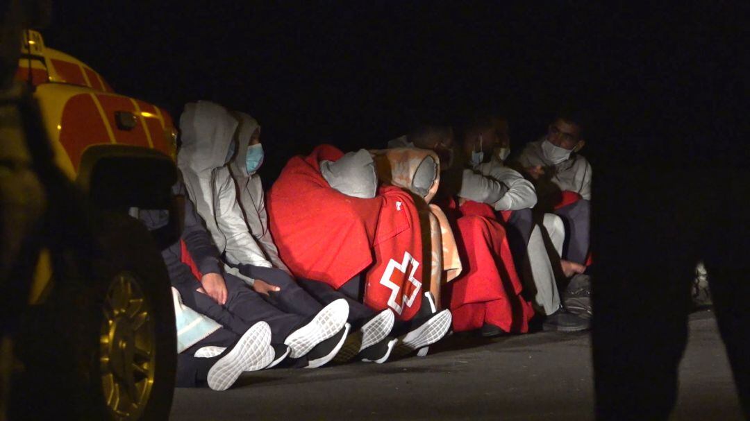 Imagen de archivo de varios migrantes llegados a Canarias tras ser rescatados de la patera en la que viajaban. 