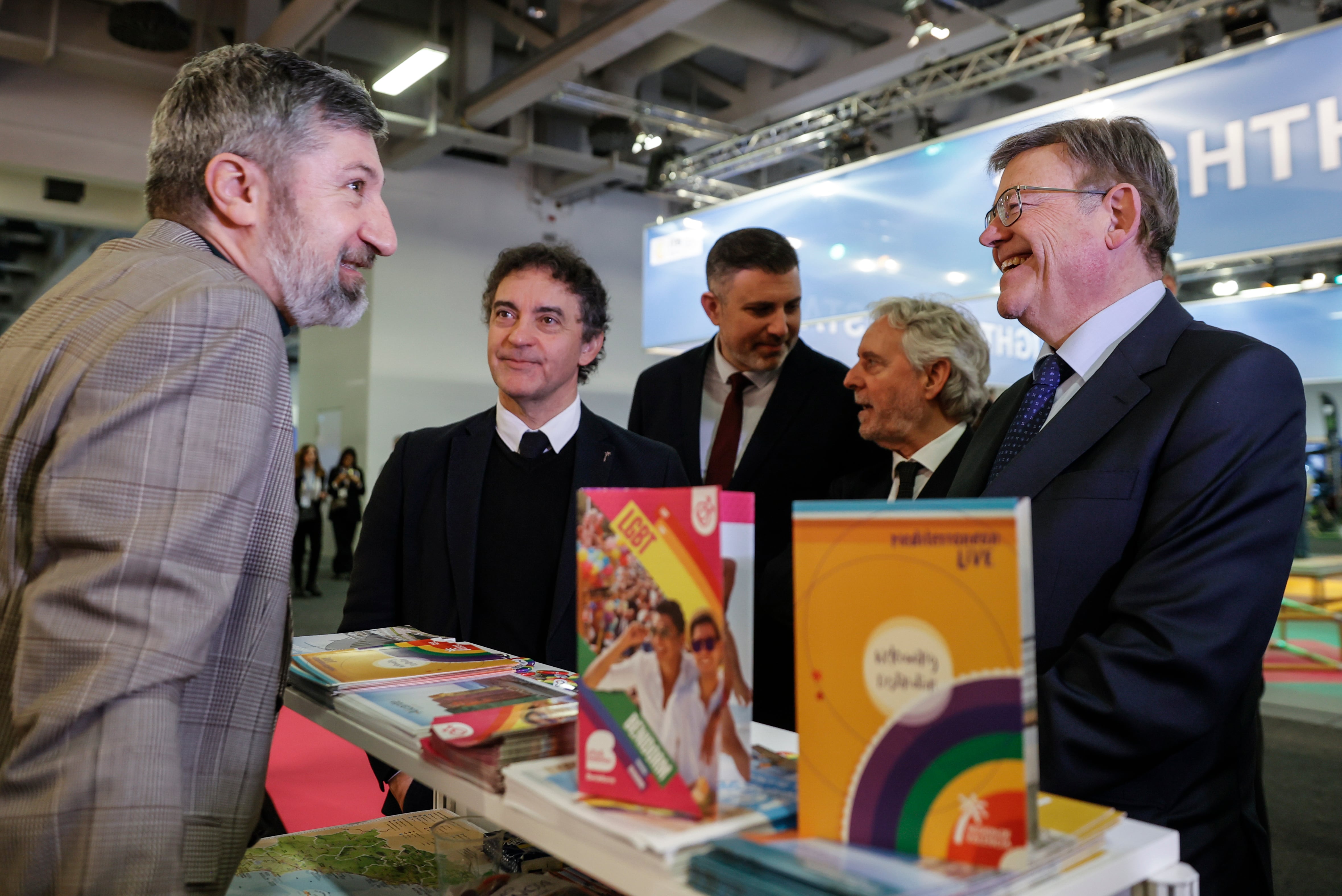 La Generalitat promociona la oferta turística de la Comunitat Valenciana en la feria ITB de Berlín, a la que asiste el president Ximo Puig, con el objetivo de lograr un crecimiento del mercado alemán a través de una oferta diversificada para incrementar los casi 600.000 visitantes del año pasado. En la imagen el president Puig (dcha), visita el stand de la Comunitat Valenciana en el espacio LGTBIQ+ de la feria de Berlín. EFE/Juan Carlos Cárdenas