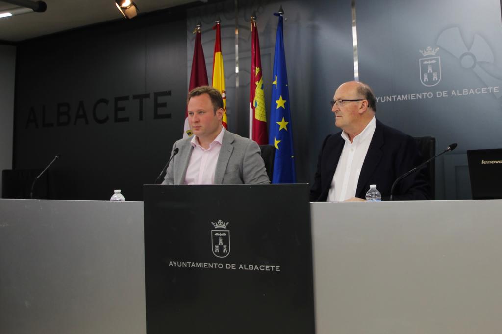 El vicealcalde y concejal de Cultura, Vicente Casañ, y el cirujano Pascual Masegosa, durante la presentación del 39º Congreso Nacional de Cirugía Taurina, en el Ayuntamiento de Albacete