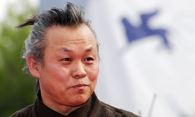 El director coreano Kim Ki-duk posando en la alfombra roja en el Festival de Venecia