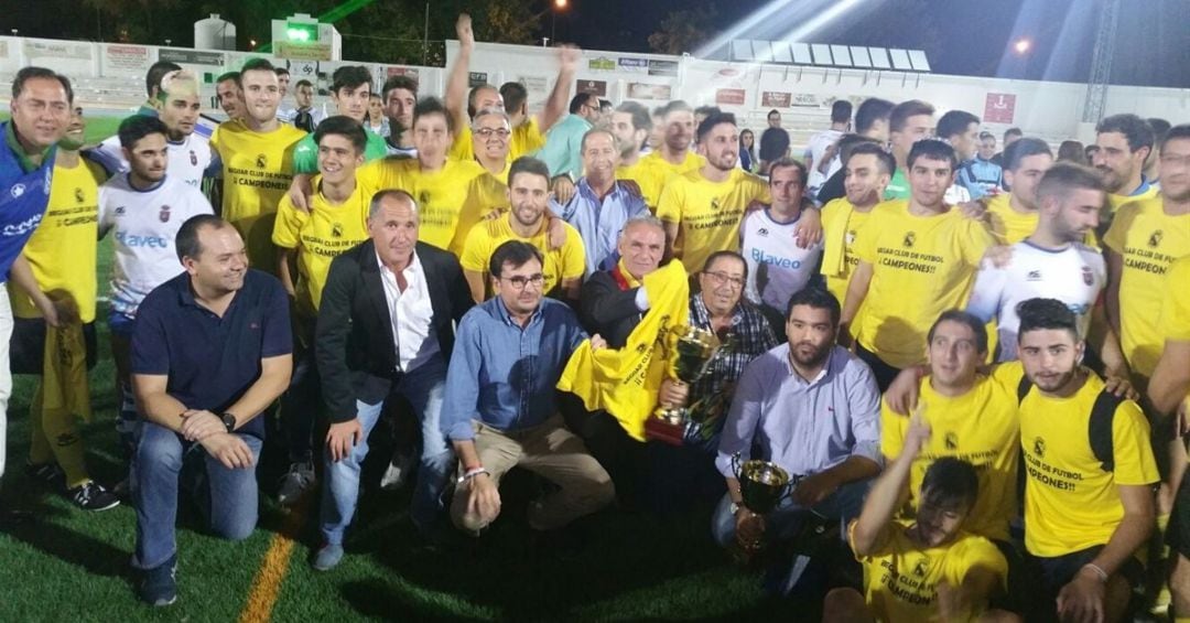 Los futbolistas del Begíjar celebran la consecución de la Copa Presidente Diputación en una edición anterior.