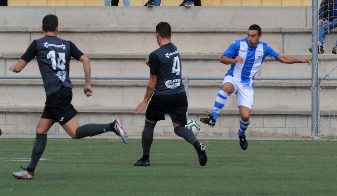 Rosillo disputando un balón en La Canaleja 