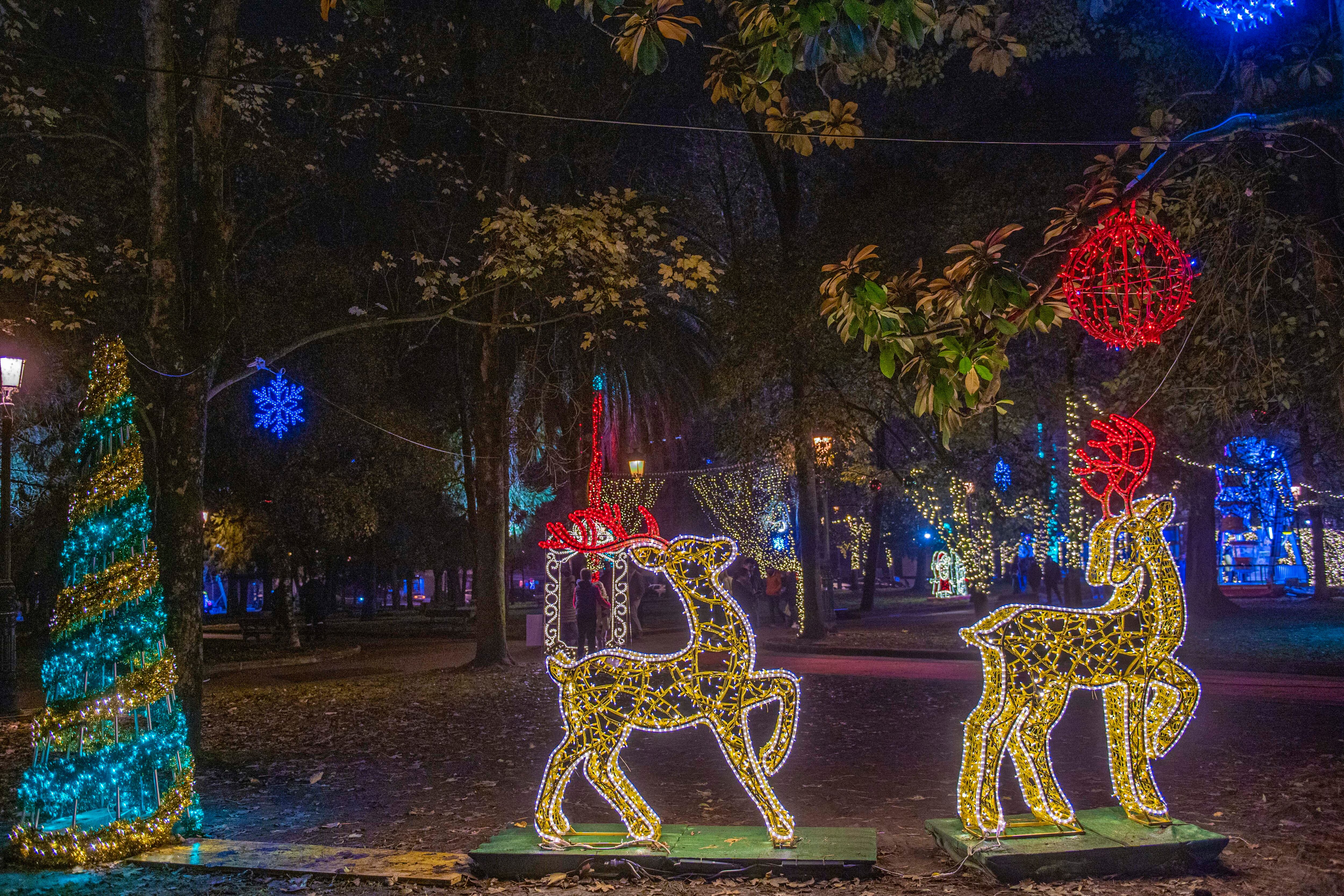 El Rey Gaspar visita cada día el Parque Mágico de la Navidad de Torrelavega.