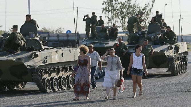 Soldados descansan junto a vehículos armados rusos a 30km de la frontera de Rusia con Ucrania