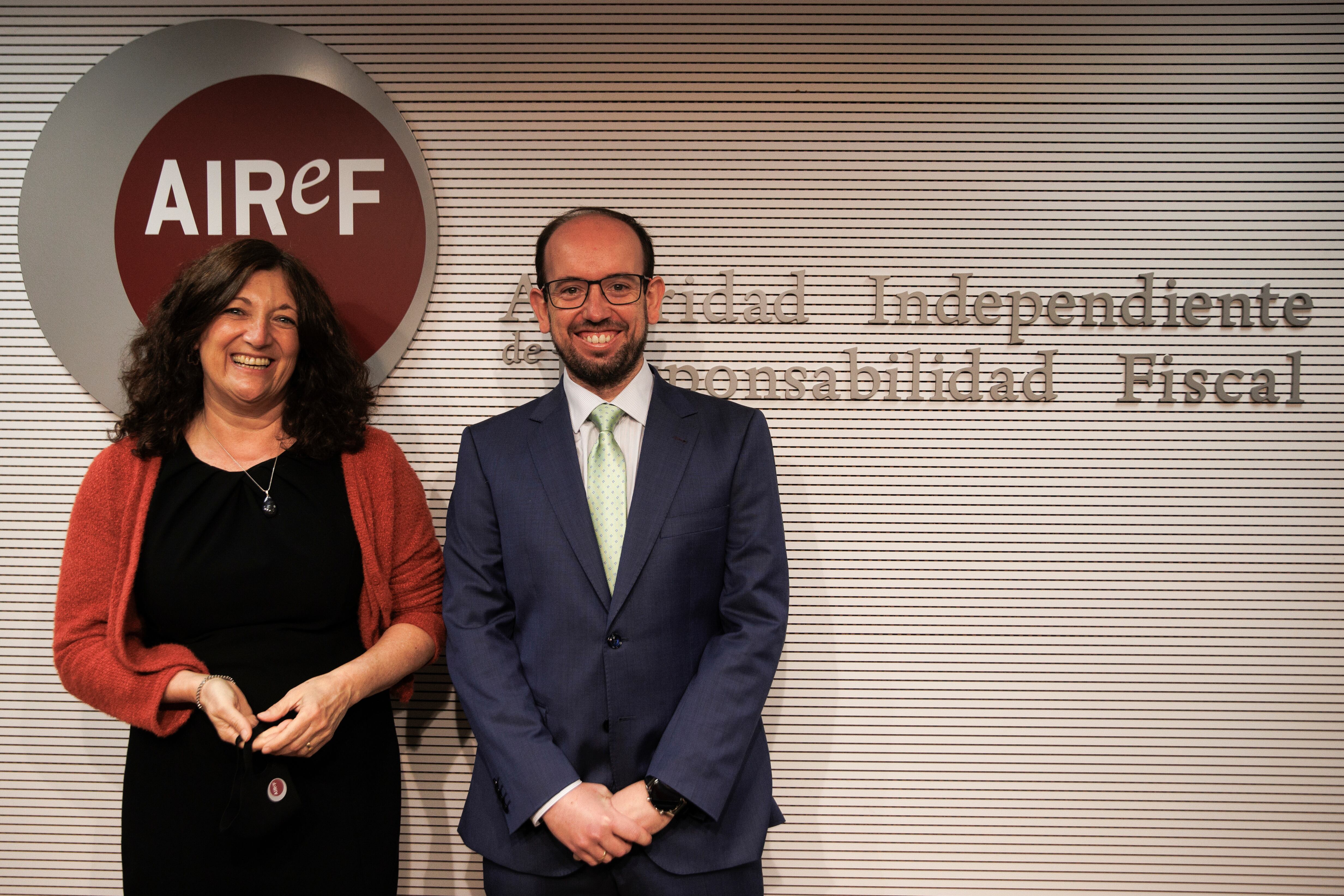 GRAF5086. MADRID, 07/04/2022.- Ignacio Fernández-Huertas, director de la División de Análisis Presupuestario, y Esther Gordo, directora de la División de Análisis Económico, durante la presentación del Informe sobre los Presupuestos Iniciales de las AAPP de 2022 en la sede a AIReF en Madrid. EFE/Sergio Pérez
