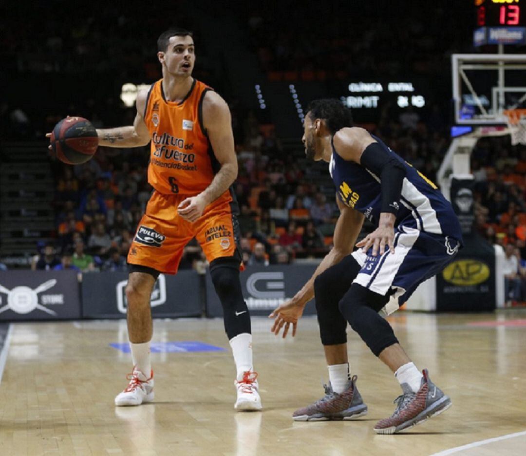 Sadiel Rojas en labores defensivas