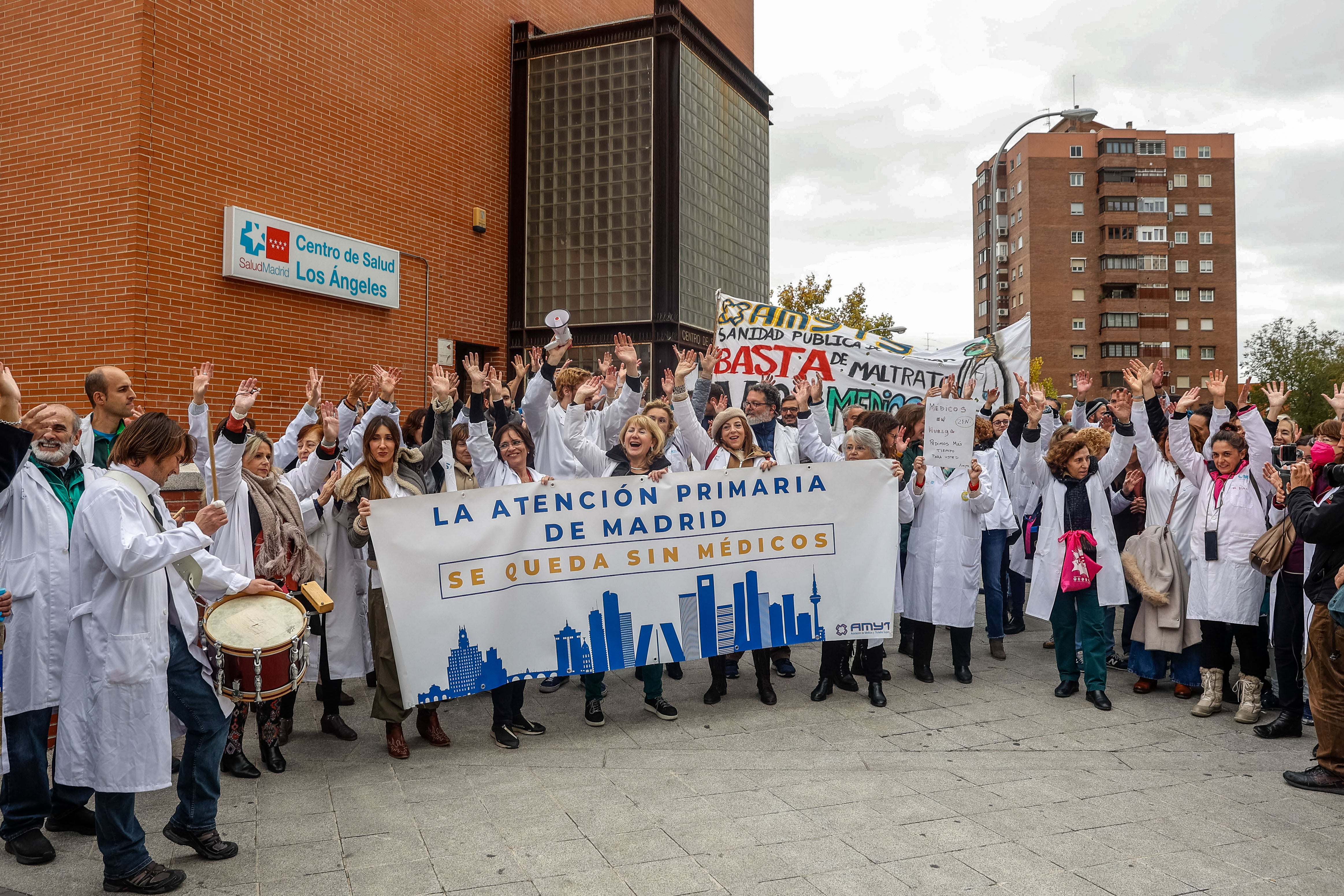 Personal sanitario se concentra a las puertas del centro de salud Los Ángeles, en Madrid