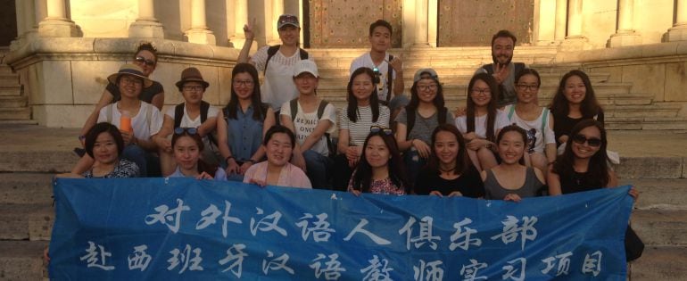 Un grupo de profesores de chino en la puerta de la catedral de Cuenca.