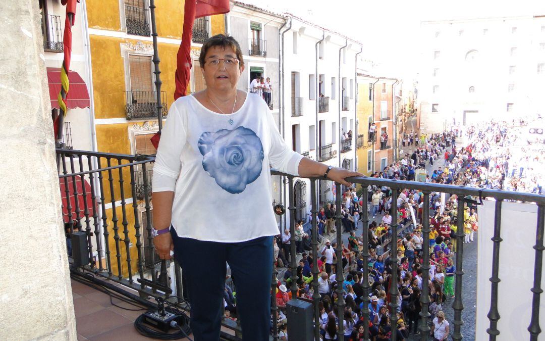 Teresa Palomino en el balcón del ayuntamiento de Cuenca en septiembre de 2015 cuando recibió el premio de Novela Histórica ‘Ciudad de Cuenca’ por su libro &#039;El cantero infiel&#039;.