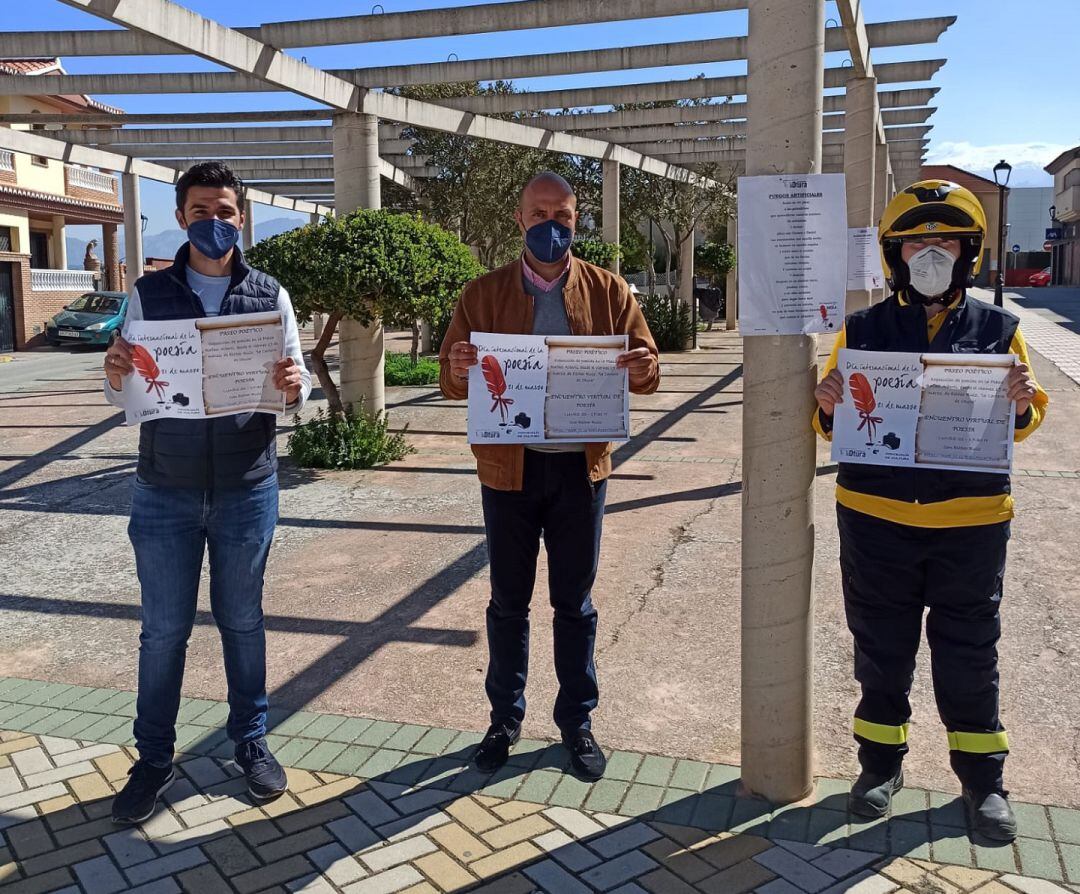 El alcalde de Otura, el concejal de Cultura y Esther Ruiz, la cartera de Otura, presentan el &#039;Paseo Poético&#039; en la Plaza Rafael Alberti