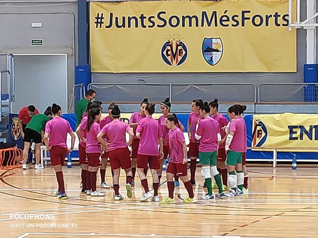 Las jugadoras del Joventut en el Pabellón de Peñíscola antes de la semifinal