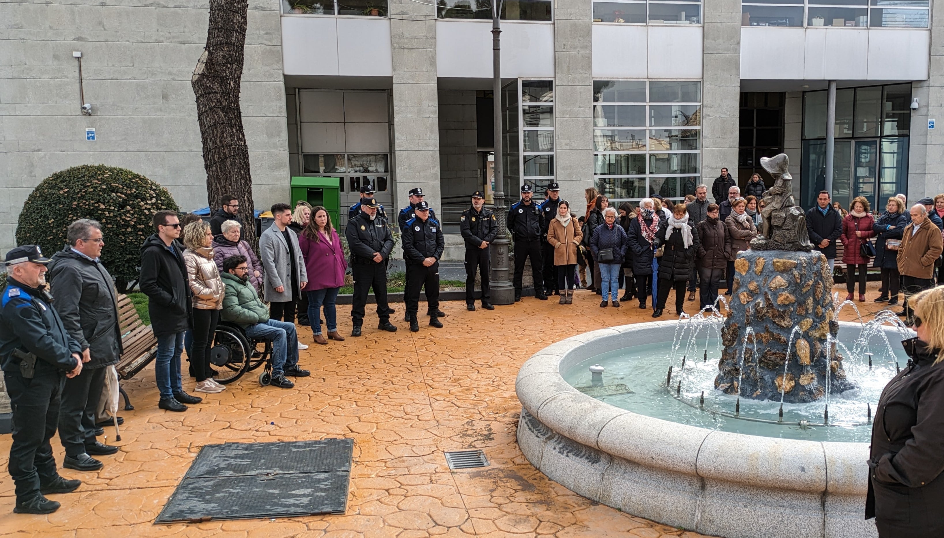 Concentración en el Ayuntamiento de Parla en memoria de los dos guardias civiles asesinados en acto de servicio en Barbate