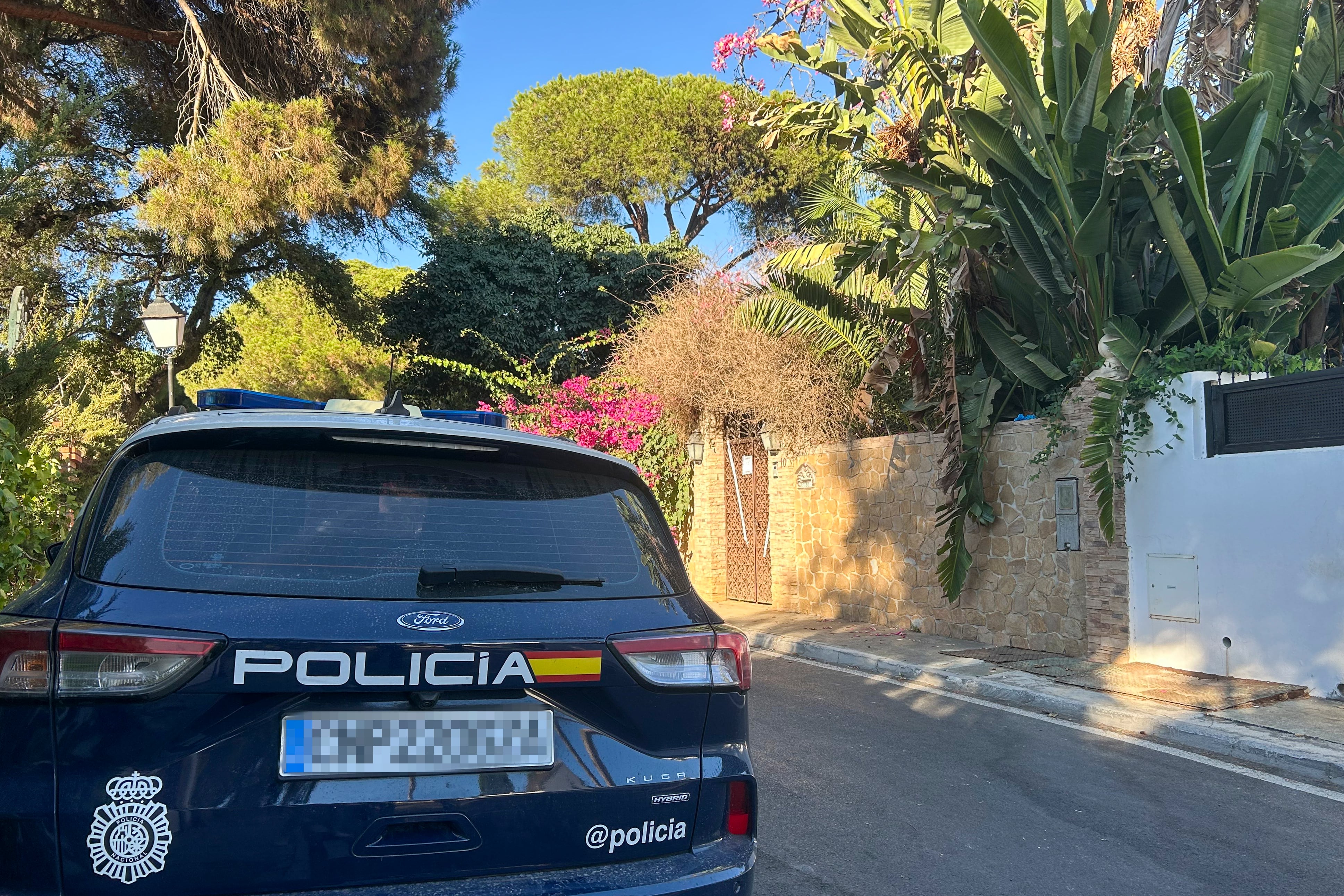 MARBELLA (MÁLAGA), 03/10/2025.- Una patrulla de Policía a las puertas del chalé ubicado en una zona residencial en la entrada de Marbella, en el distrito Elviria Las Chapas, en el que una mujer de 83 años ha sido asesinada este viernes con un arma blanca presuntamente a manos de su pareja, de 84, que ha sido detenido. EFE/Esther Gómez
