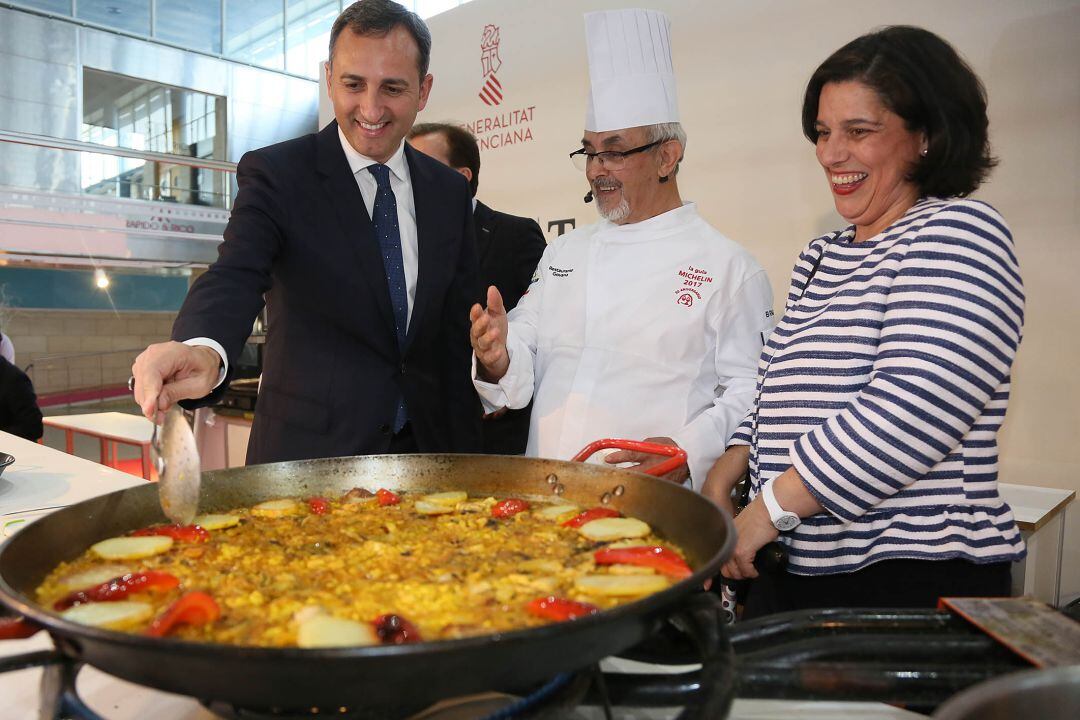 El presidente de la Diputación, César Sánchez, durante una feria gastronómica.