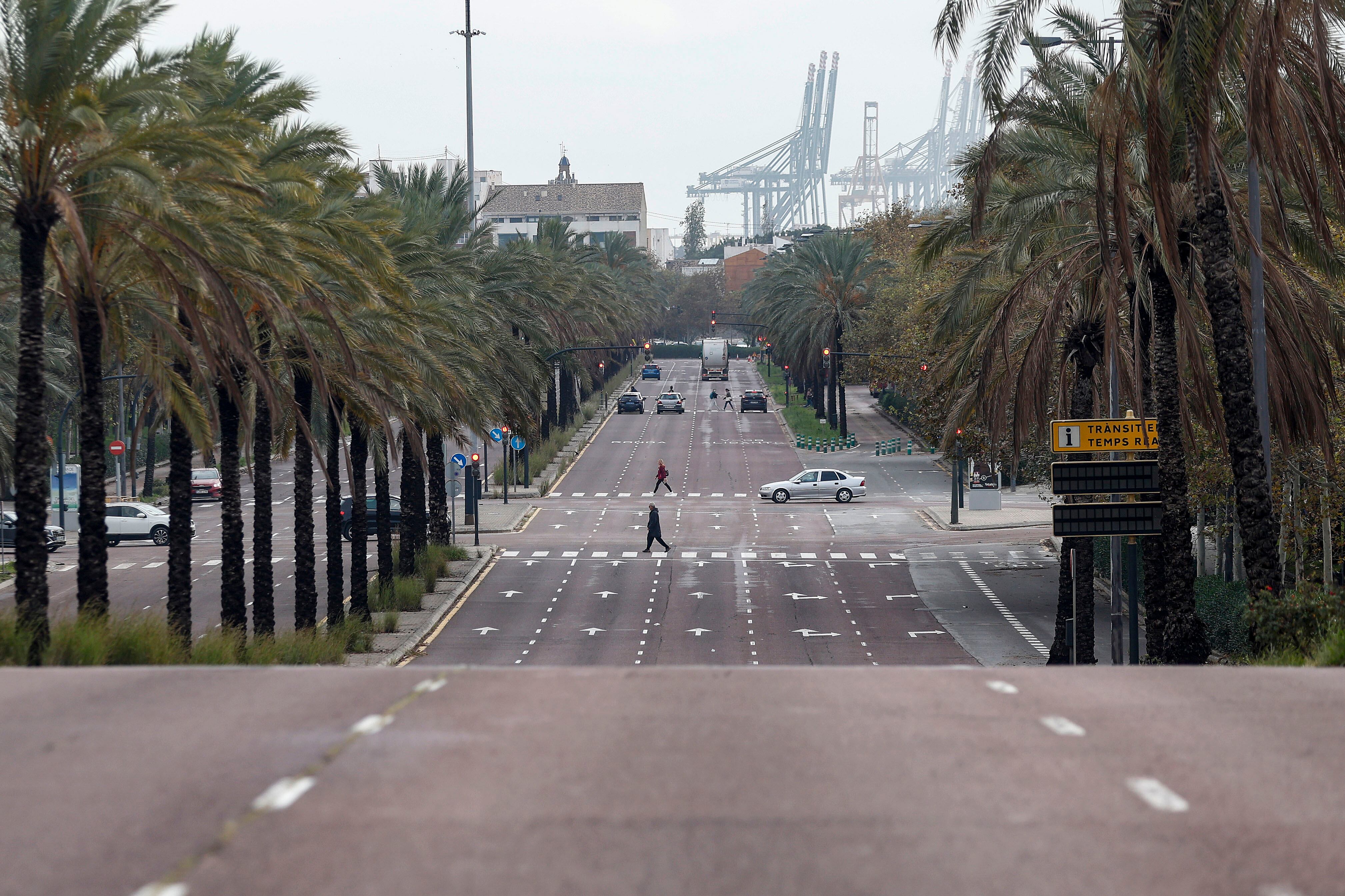 El aviso rojo de fenómenos meteorológicos adversos de AMET, ahora naranja, y las restricciones a la movilidad, han vaciado las calles de la ciudad de València.