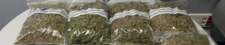 Imatge de les bosses de marihuana que portava el detingut a el Palau d'Anglesola, el 26 de febrer de 2016. (Horitzontal)