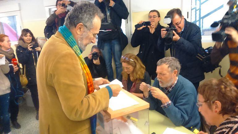 Pedro Arrojo votando en un colegio de Torrero