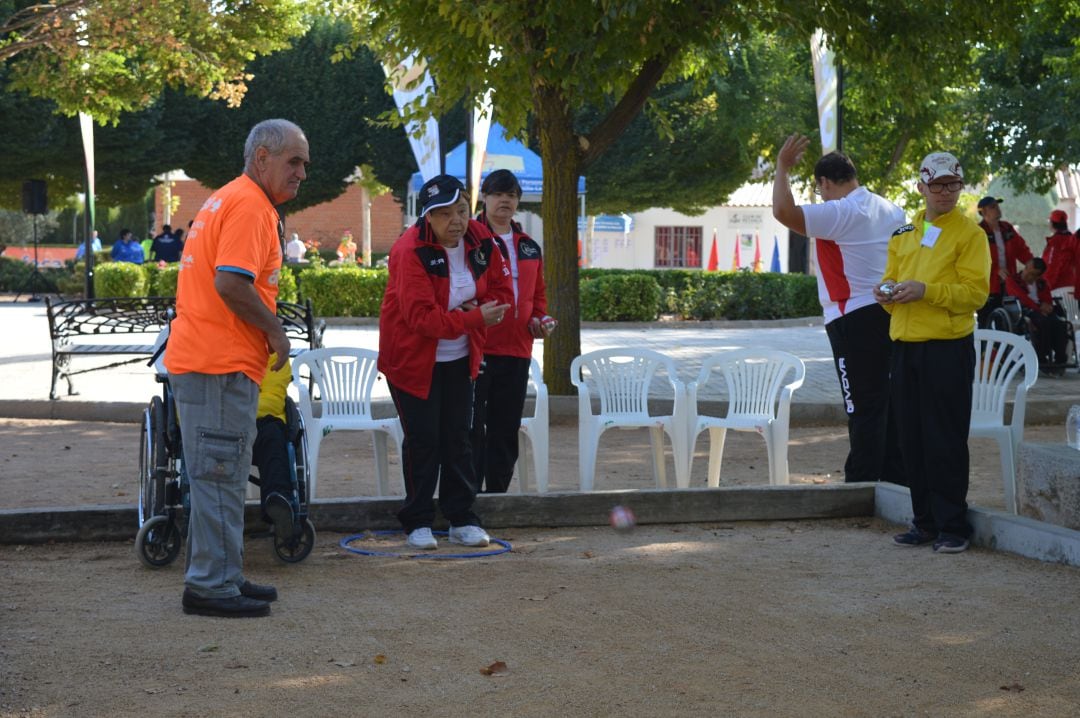 Jugadores practicando a la petanca